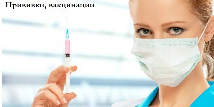 Медицинский работник со шприцом в руке