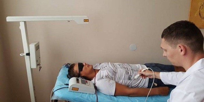 Пациент на процедуре лазерного кодирования