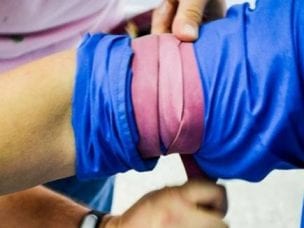 Наложение жгута при артериальном кровотечении в летнее и зимнее время - правила и возможные ошибки