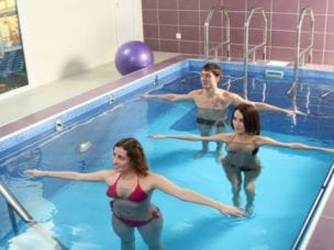 Упражнения в воде для позвоночника